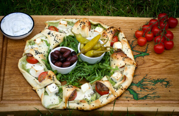 Griechischer Pizzaring mit Souvlaki