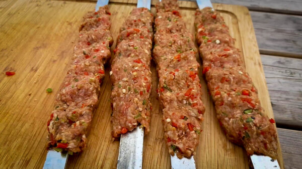 Adana Kebab grillen