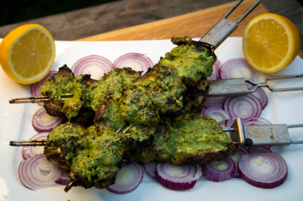 Hariyali Chicken Kabab - Indische grünliche Hähnchen Spieße