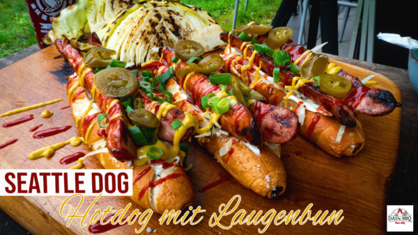 Der "Seattle Dog" ist eine Variante des Hot Dogs, die in Seattle, Washington, USA, populär ist. Es handelt sich um einen Straßensnack, der oft von Imbisswagen und Hot-Dog-Ständen in der Stadt verkauft wird. Die Geschichte des Seattle Dogs ist nicht so gut dokumentiert wie die einiger anderer regionaler Hot-Dog-Stile, aber er hat sich im Laufe der Zeit zu einem beliebten lokalen Gericht entwickelt.