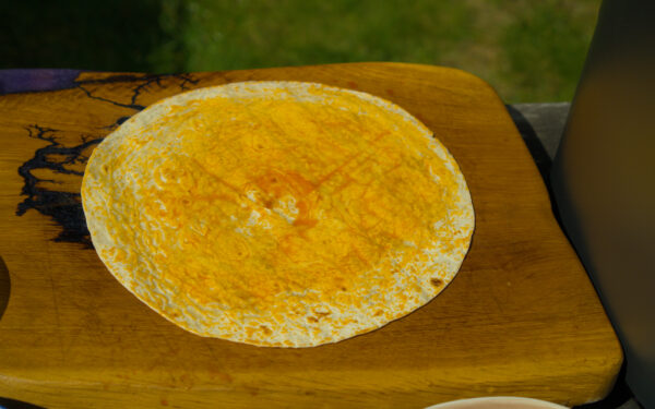 Dürüm Tortillas mit Öl / Paprikapulver einpinseln