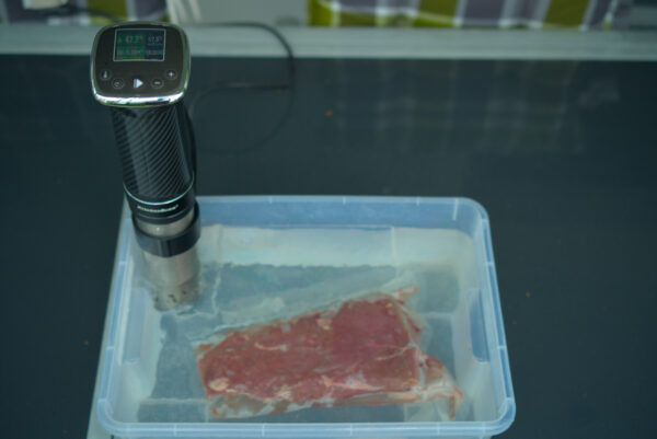 Büffel im Sous Vide Becken