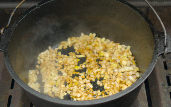 Zwiebeln im Dutch Oven