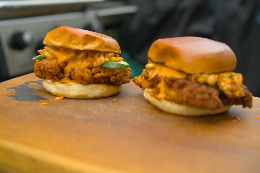 Korean Fried Chicken Sandwich und eine unglaublich leckere Mayonnaise - Rezept DADs BBQ - US Fast Food meets Korean Fast Food