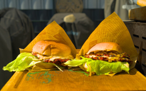 vegetarischer Smashed Cheese Burger