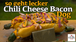 Chili Cheese Dog vom Grill – mit Jalapeño, Cheddar & BBQ-Glasur