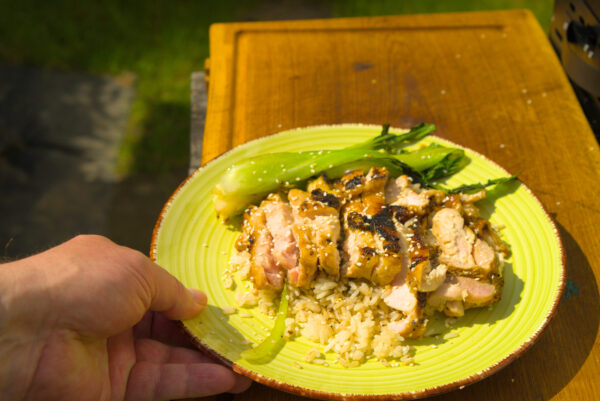 Chicken Adobo mit Knoblauchreis und Pak Choi