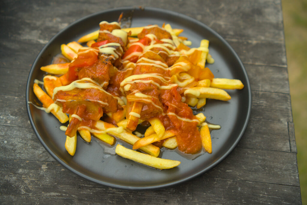 Imbissbude-Schaschlik mit Pommes
