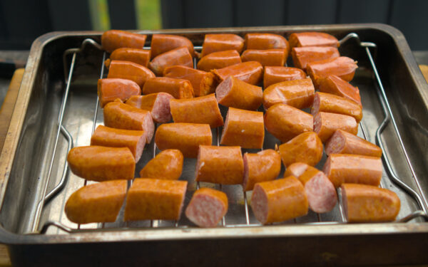 Geschnittene Wurst für Burnt Ends