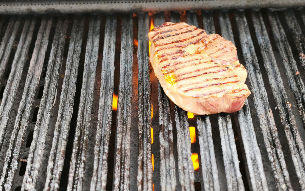 Steak scharf angrillen