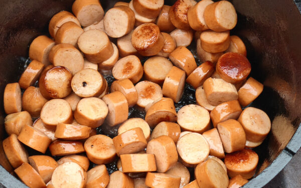 Currywurst im Dutch Oven angraten Currywurst im Dutch Oven angraten