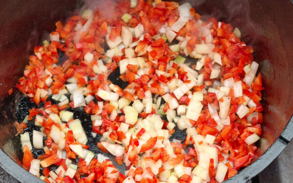 Gemüse im Dutch Oven Anschwitzen Gemüse im Dutch Oven Anschwitzen