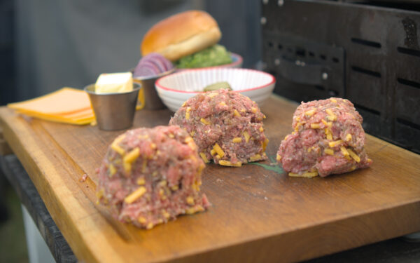 Patty-Masse vorsichtig mischen und Patties formen