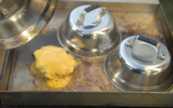 Käse auflegen und schmelzen lassen