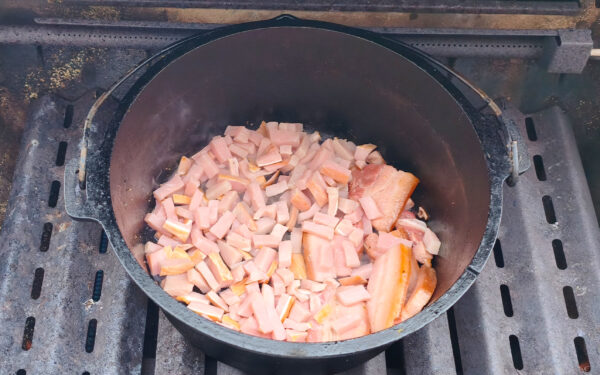 Fleischstreifen portionsweise kräftig anrösten, wieder rausnehmen Fleischstreifen portionsweise kräftig anrösten, wieder rausnehmen
