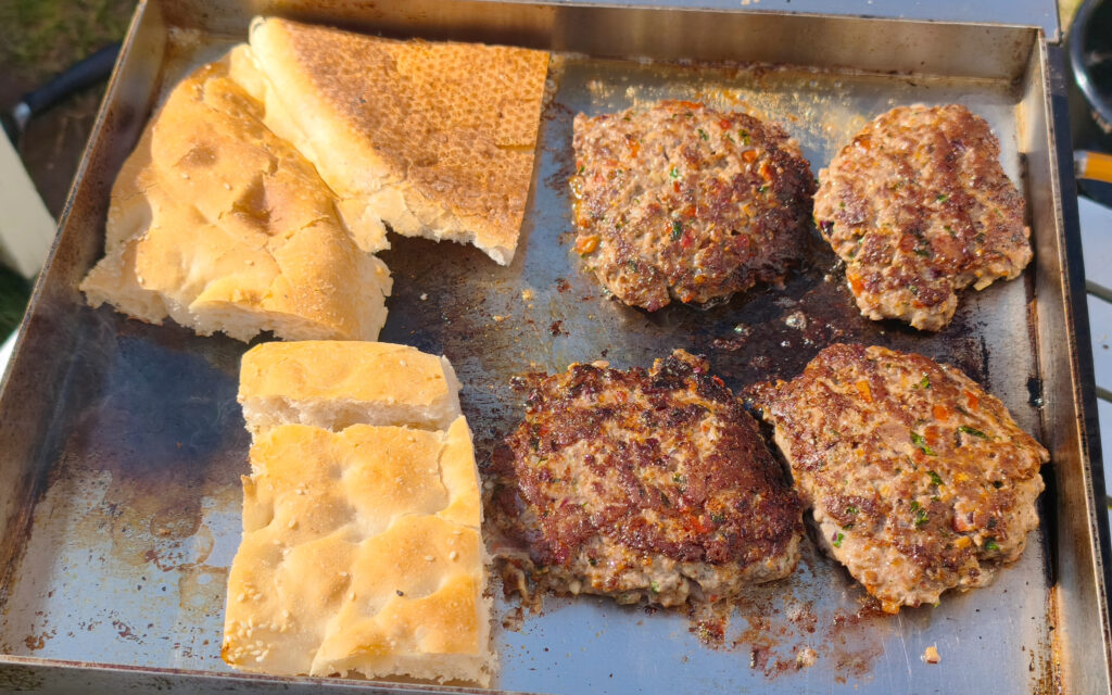 Würzige pakistanische Hackfladen mit Joghurt Raita