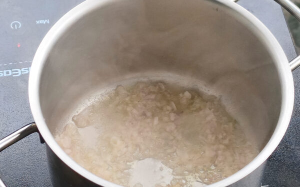 Schalotten glasig anschwitzen Schalotten glasig anschwitzen