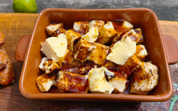 Feuerfeste Schale mit Halloumi