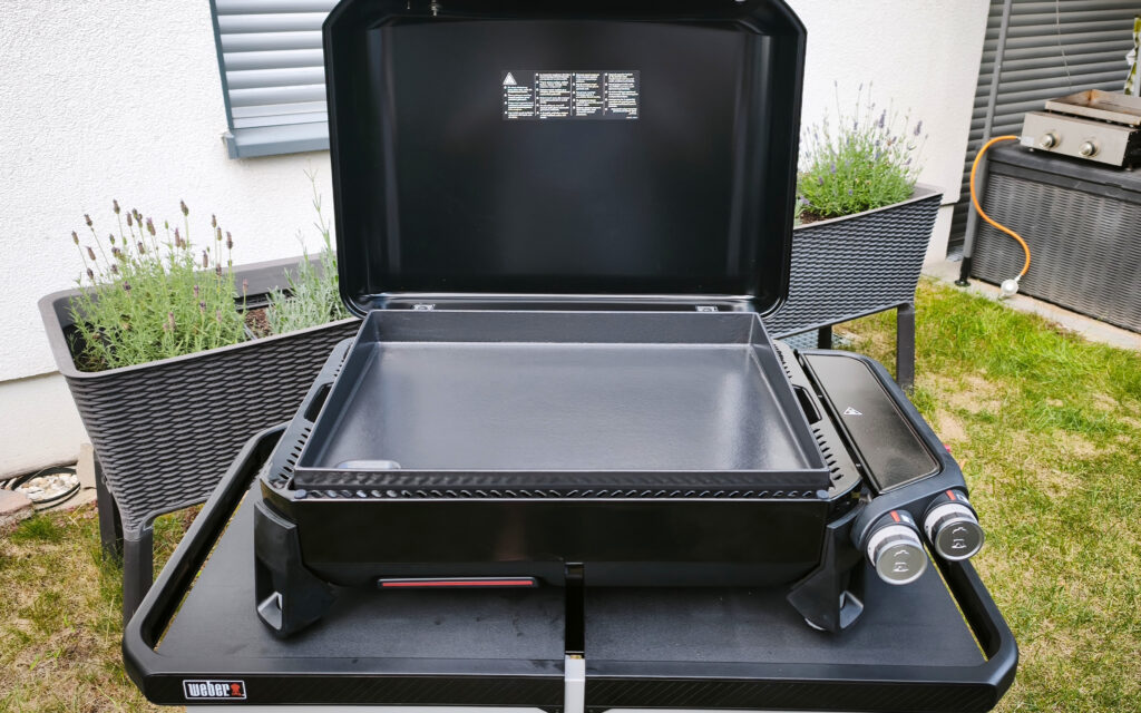Weber Slate GP 56 mit Weber Grilltisch