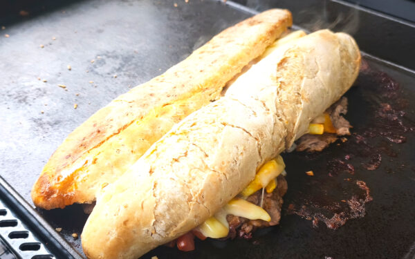 Lomo Saltado Philly Cheesesteak von der Plancha – Peru trifft Philadelphia Lomo Saltado Philly Cheesesteak von der Plancha – Peru trifft Philadelphia