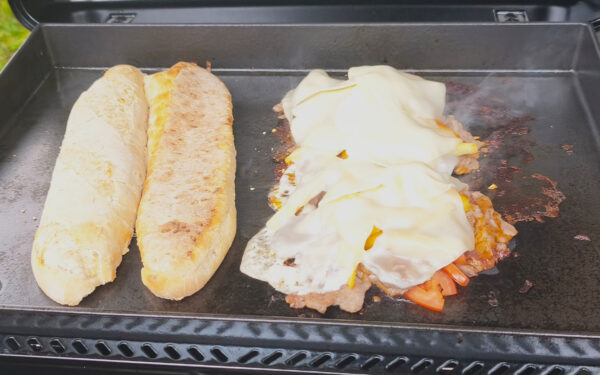 Lomo Saltado Philly Cheesesteak von der Plancha – Peru trifft Philadelphia Lomo Saltado Philly Cheesesteak von der Plancha – Peru trifft Philadelphia