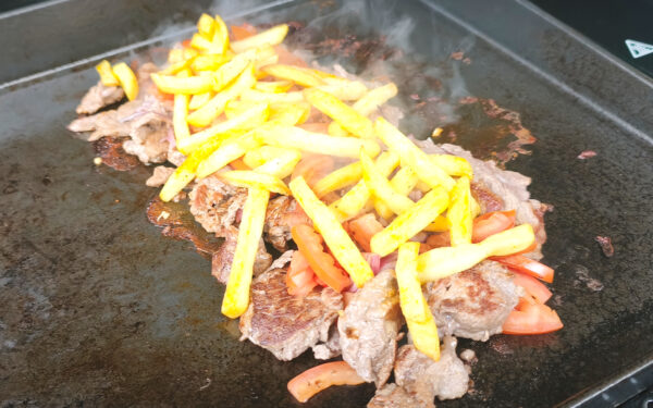 Lomo Saltado Philly Cheesesteak von der Plancha – Peru trifft Philadelphia Lomo Saltado Philly Cheesesteak von der Plancha – Peru trifft Philadelphia