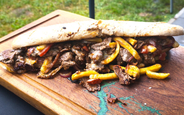 Lomo Saltado Philly Cheesesteak von der Plancha – Peru trifft Philadelphia Lomo Saltado Philly Cheesesteak von der Plancha – Peru trifft Philadelphia