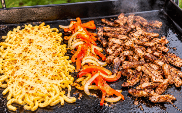 Käsespätzle von der Weber Plancha Käsespätzle von der Weber Plancha